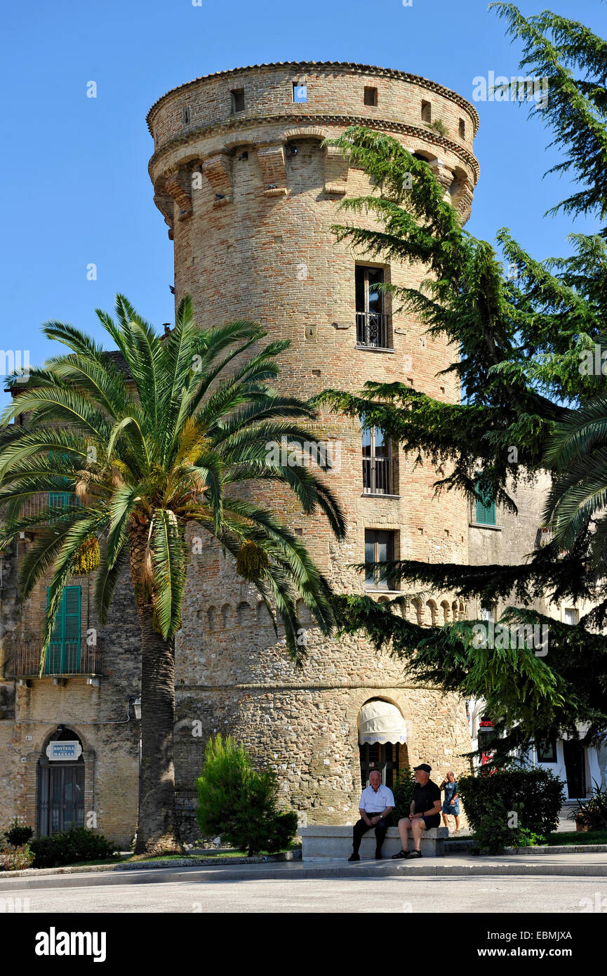 Torre de defensa Torre di Bassano, siglo xv, Piazza G Rossetti, el centro histórico, el vasto, Abruzzo, Italia Foto de stock