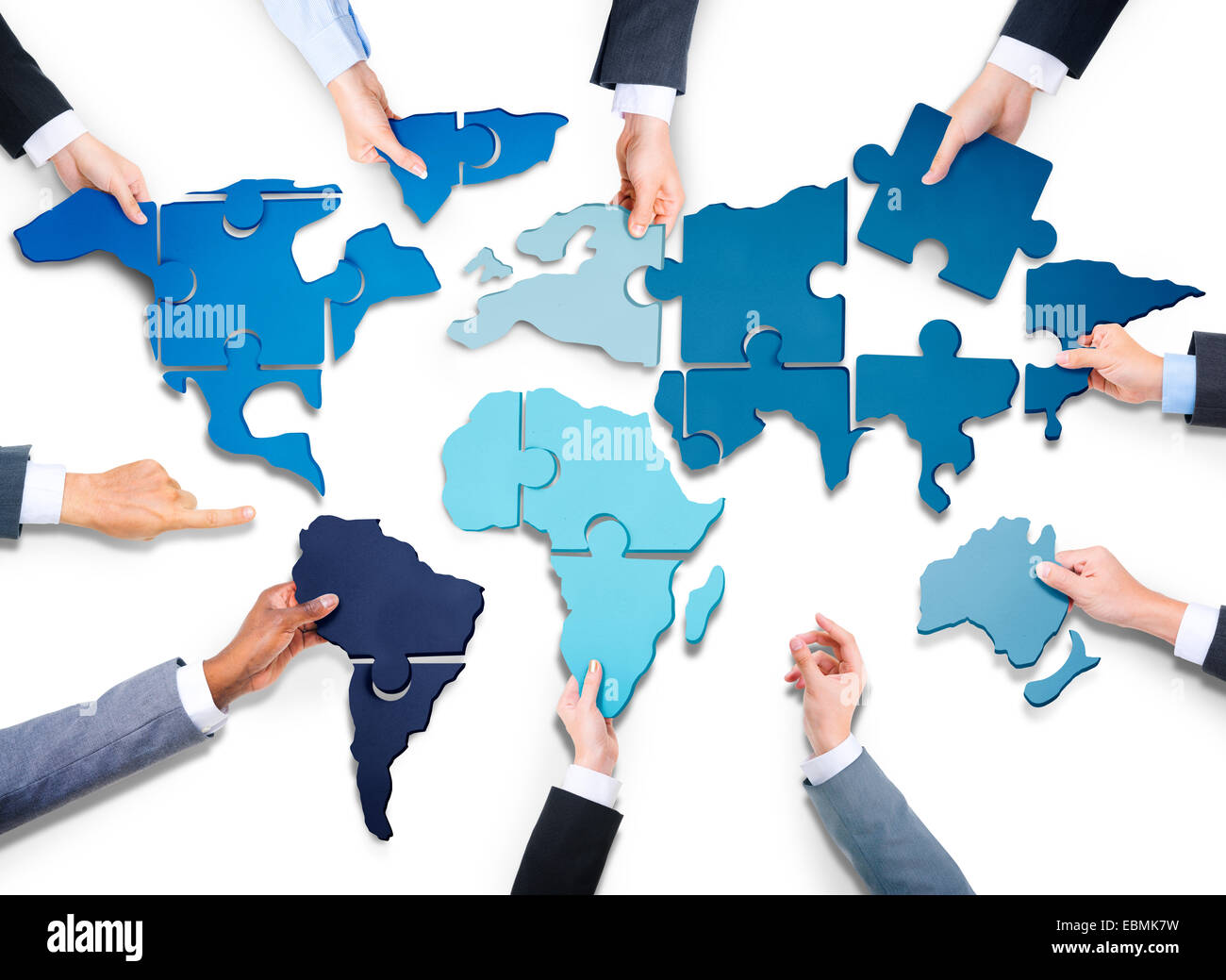 El grupo de gente de negocios con Rompecabezas formando en el mapa del mundo Foto de stock