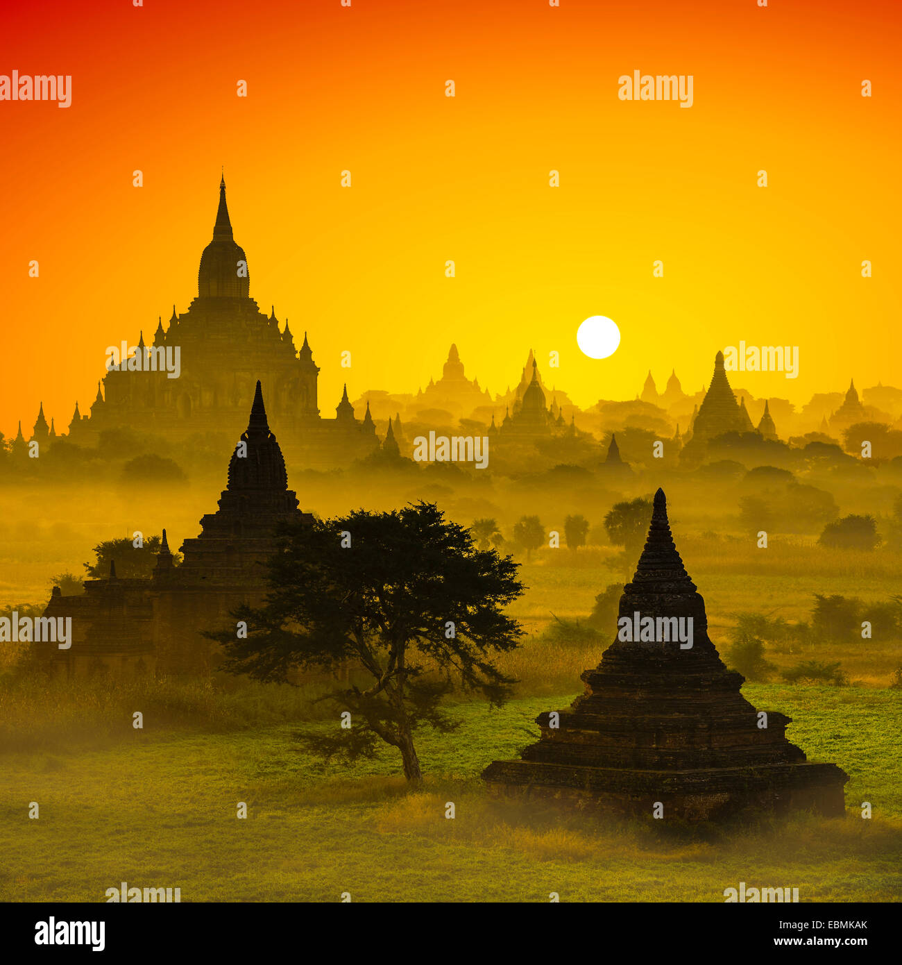 Fotomontaje, paisaje con muchas pagodas en niebla matutina, del amanecer, la llanura de la división de Mandalay, Bagan, Myanmar Foto de stock