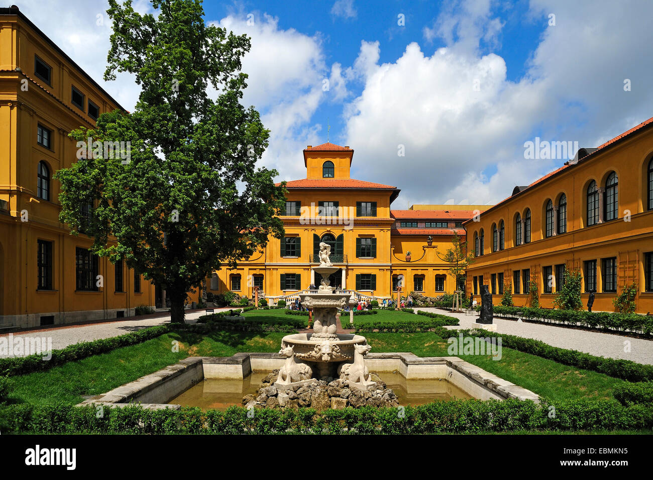 Los 'viejos' Lenbachhaus, Pinacoteca Municipal, con jardines y una fuente, München, Alta Baviera, Baviera, Alemania Foto de stock