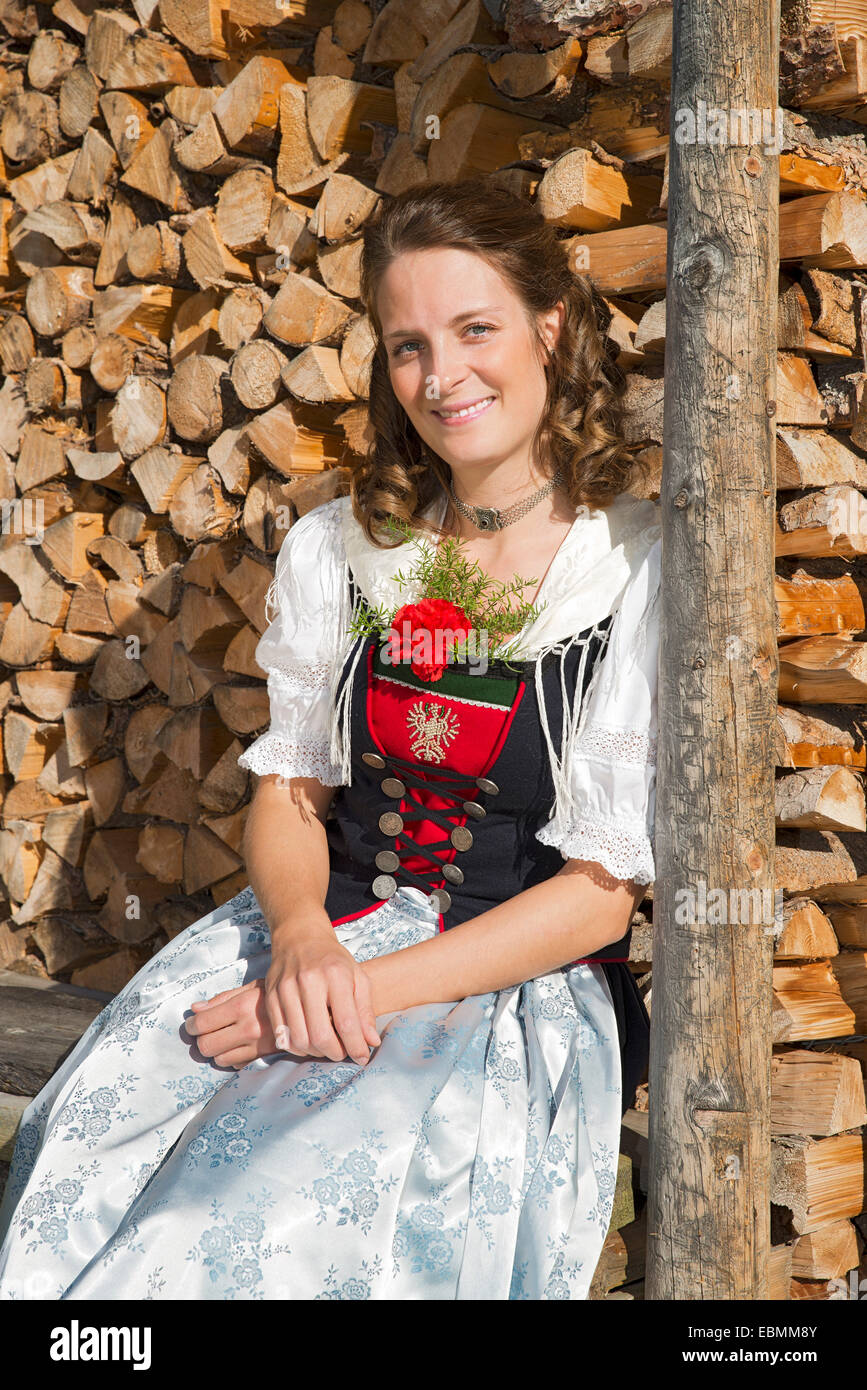 Mujer joven con traje tradicional tirolés, trajes tradicionales típicos de  la región Achensee, Pertisau am Achensee, Tirol Fotografía de stock - Alamy