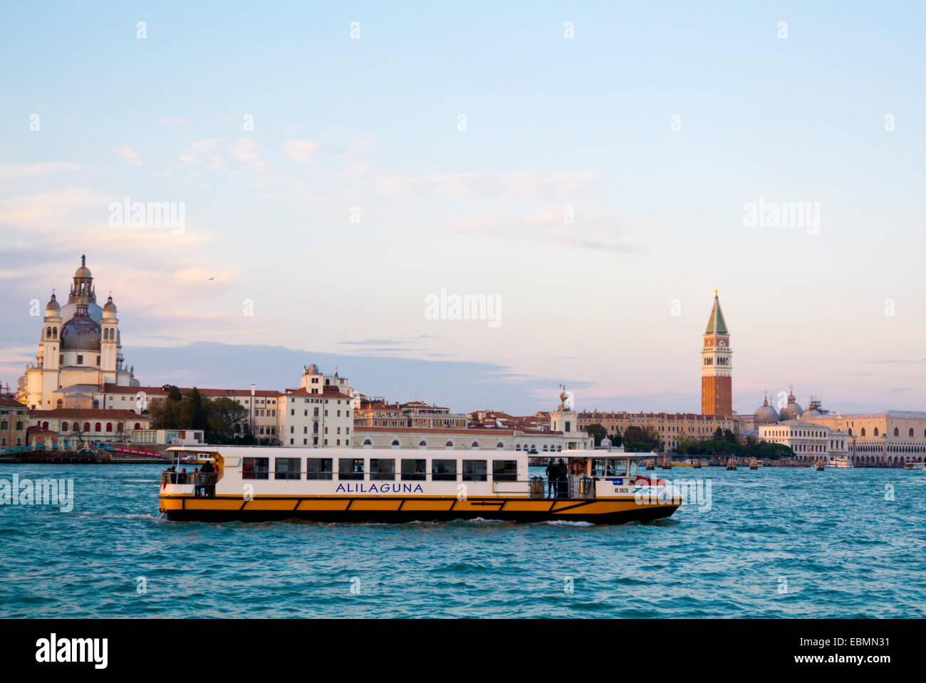 El transporte público en barco, en frente de la plaza de San Marcos, en Venecia, Italia Foto de stock