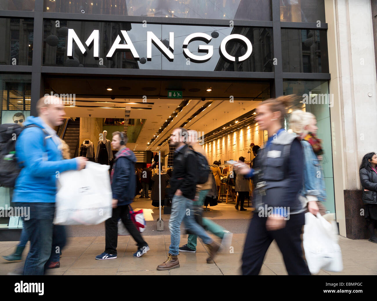 Una sucursal de la cadena de moda Mango en Oxford Street, Londres  Fotografía de stock - Alamy