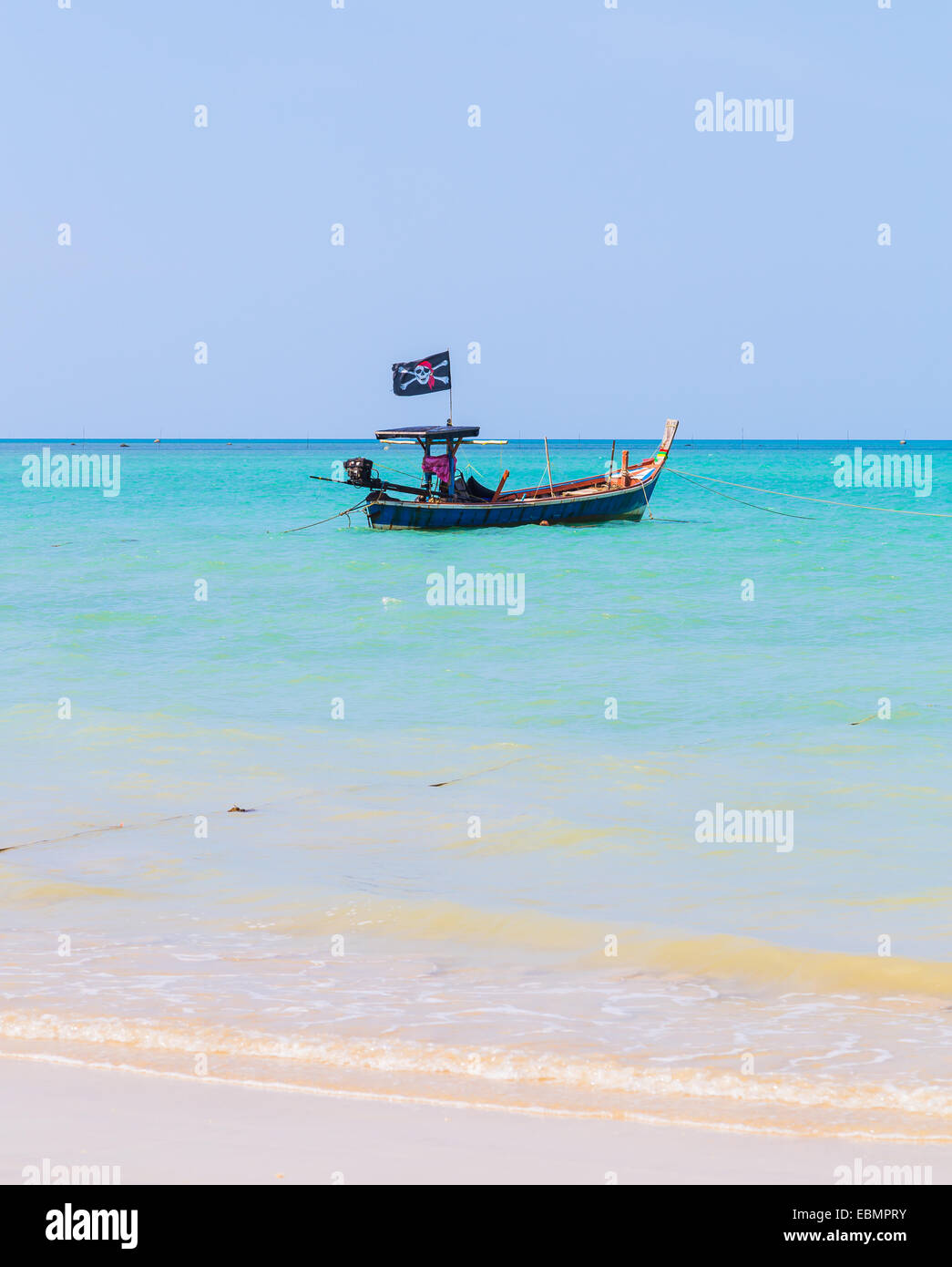 Playa de arena blanca y barco pirata en el cielo azul. Foto de stock