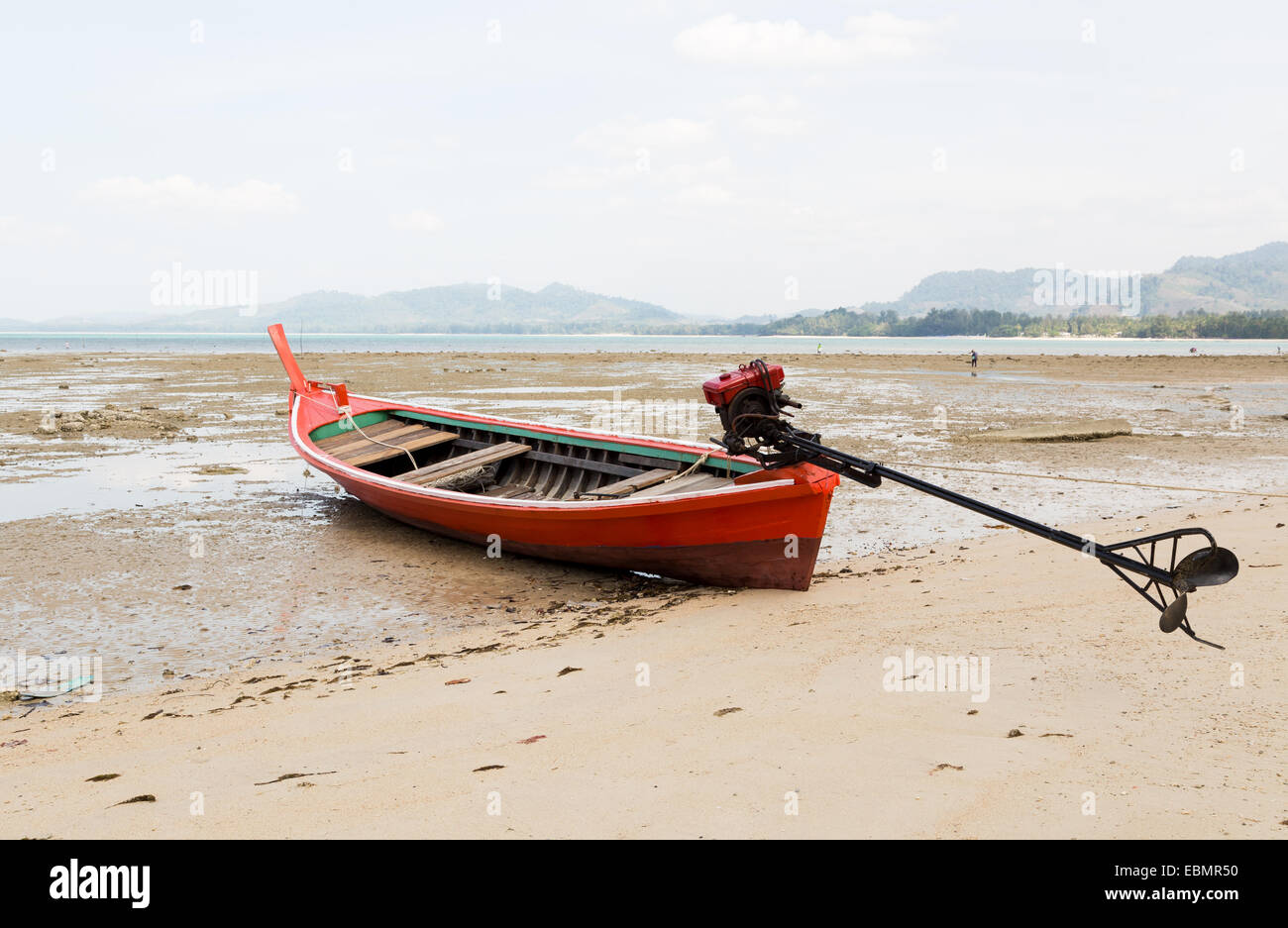 Playa de arena y el barco en el cielo azul. Foto de stock