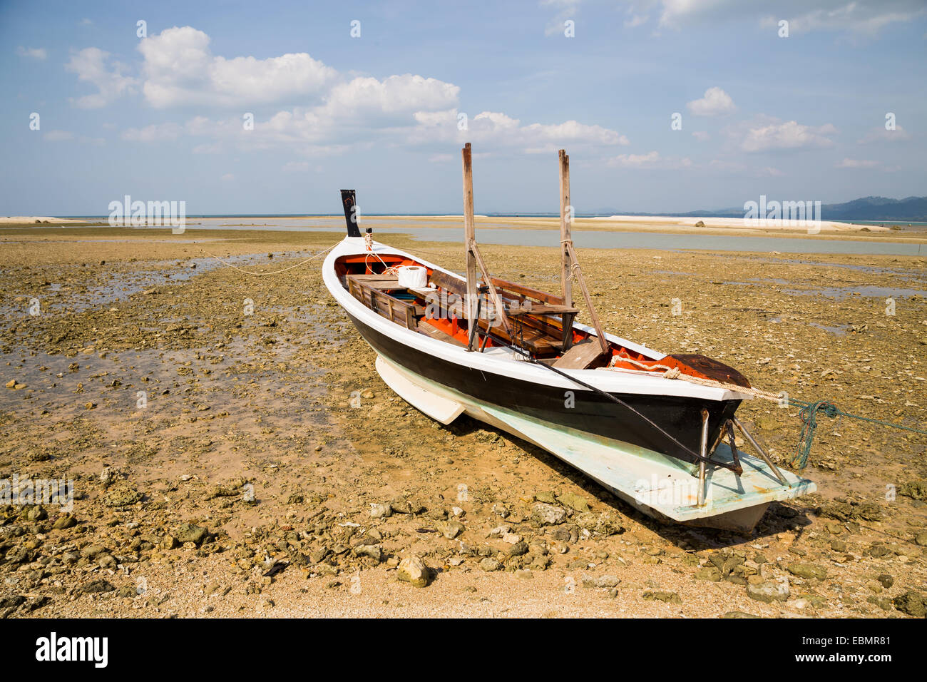 Playa de arena y el barco en el cielo azul. Foto de stock