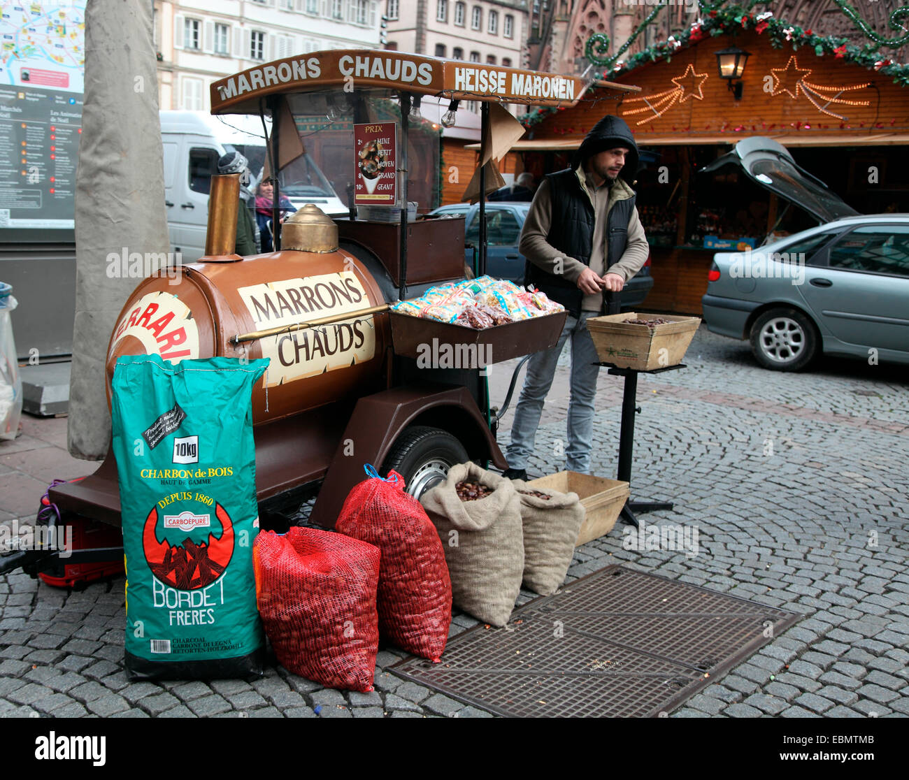 Vendedor de castañas asadas en Estrasburgo, Mercado de Navidad Foto de stock