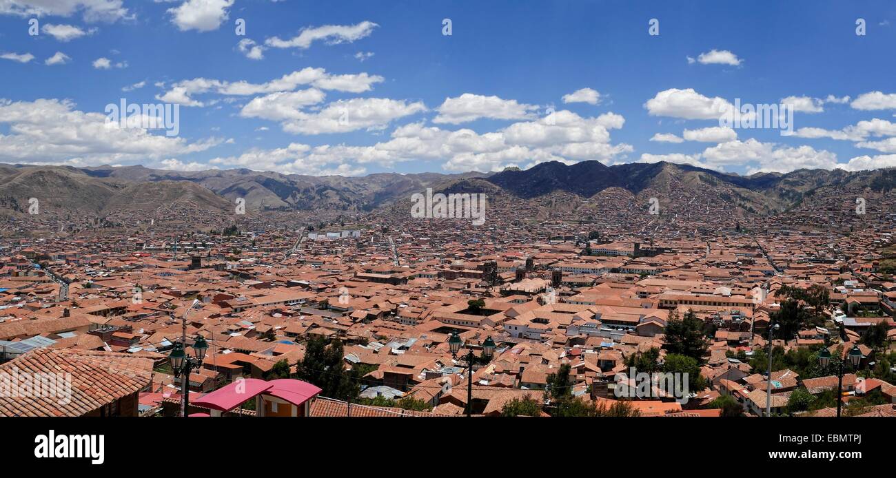 La ciudad de Cusco en el Perú desde un punto de vista montaña Foto de stock