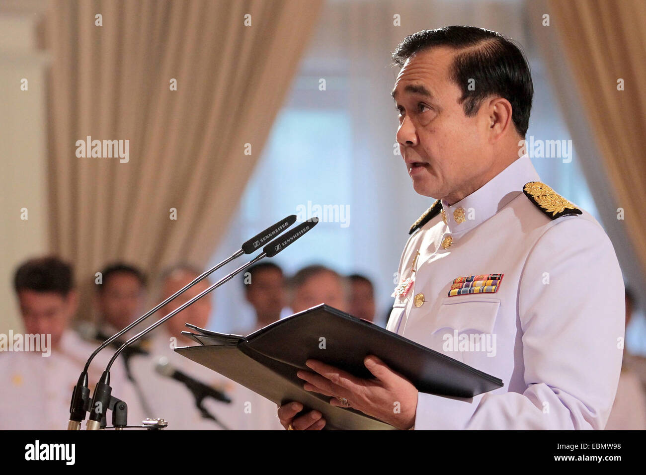 Bangkok, Tailandia. 3 dic, 2014. El Primer Ministro tailandés Gen. Prayuth Chan-ocha habla en la ceremonia de juramento de lealtad juramento a ser buenos funcionarios gubernamentales como parte del Rey Bhumibol Adulyadej, la próxima 87ª fiesta de cumpleaños en la Casa de Gobierno en Bangkok, Tailandia, diciembre 3, 2014. El rey Bhumibol Adulyadej de Tailandia podría celebrar su 87º cumpleaños el 5 de diciembre. Crédito: Rachen Sageamsak/Xinhua/Alamy Live News Foto de stock