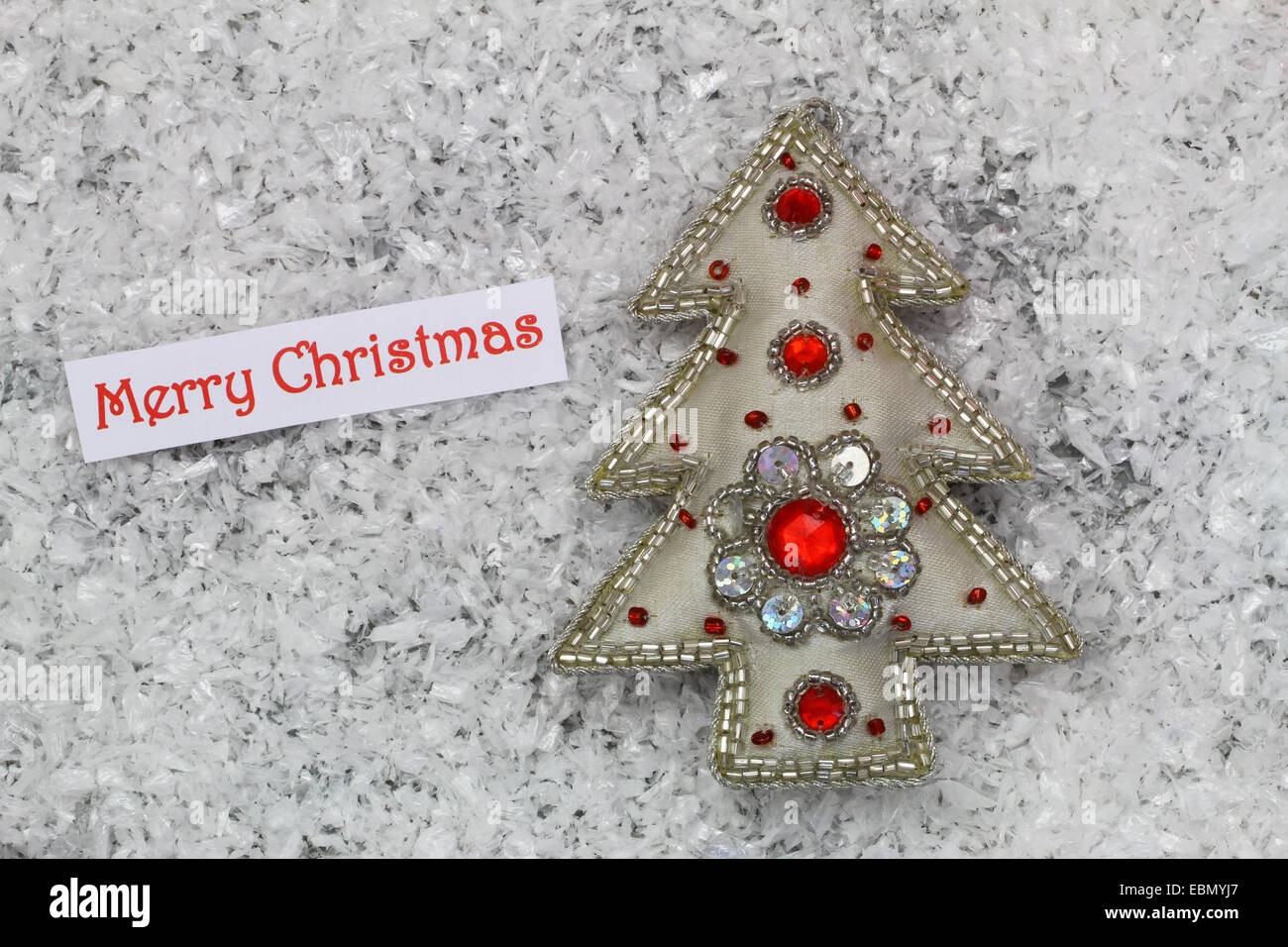 Feliz Tarjeta de navidad con árbol de Navidad en la superficie de nieve Foto de stock