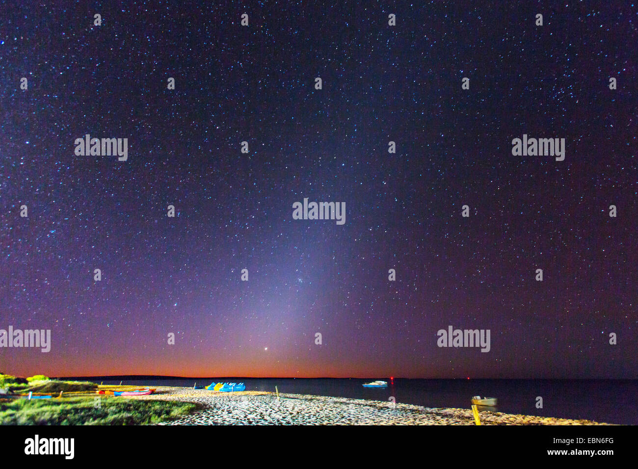 Cielo nocturno con luz zodiacal en la playa, Australia, Australia Occidental, Monkey Mia Foto de stock