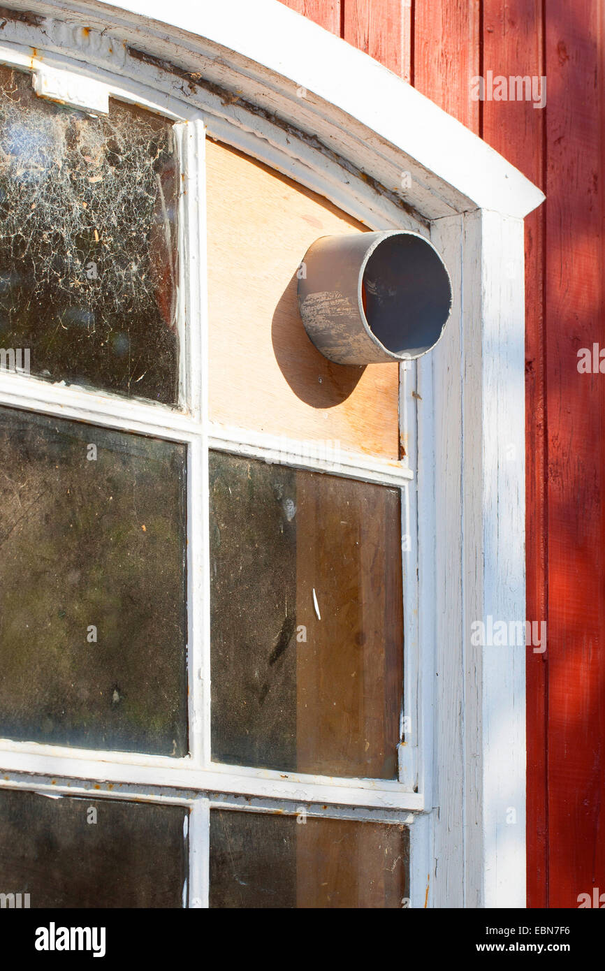 En una ventana integrada en el tubo, tubo como una apertura hacia el interior de un cobertizo, cavidades huecas como escondite, el acceso para los animales, Alemania Foto de stock