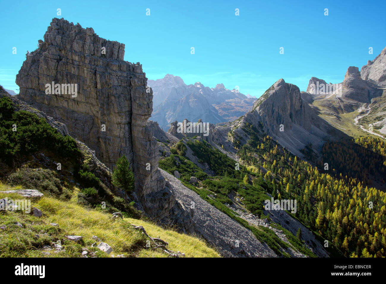 Cielo azul claro a lo largo de los tdrs de Piz Popena, en el fondo el grupo Marmarole, Italia, el Tirol del Sur, Dolomiten Foto de stock