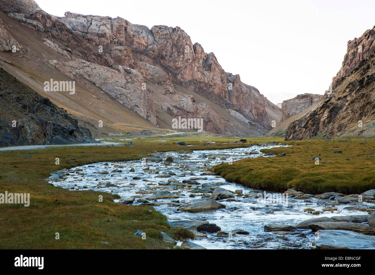 La ruta de la Seda, el valle con el río en el paisaje de montaña, Kirguistán, Narin , Tash Rabat Foto de stock