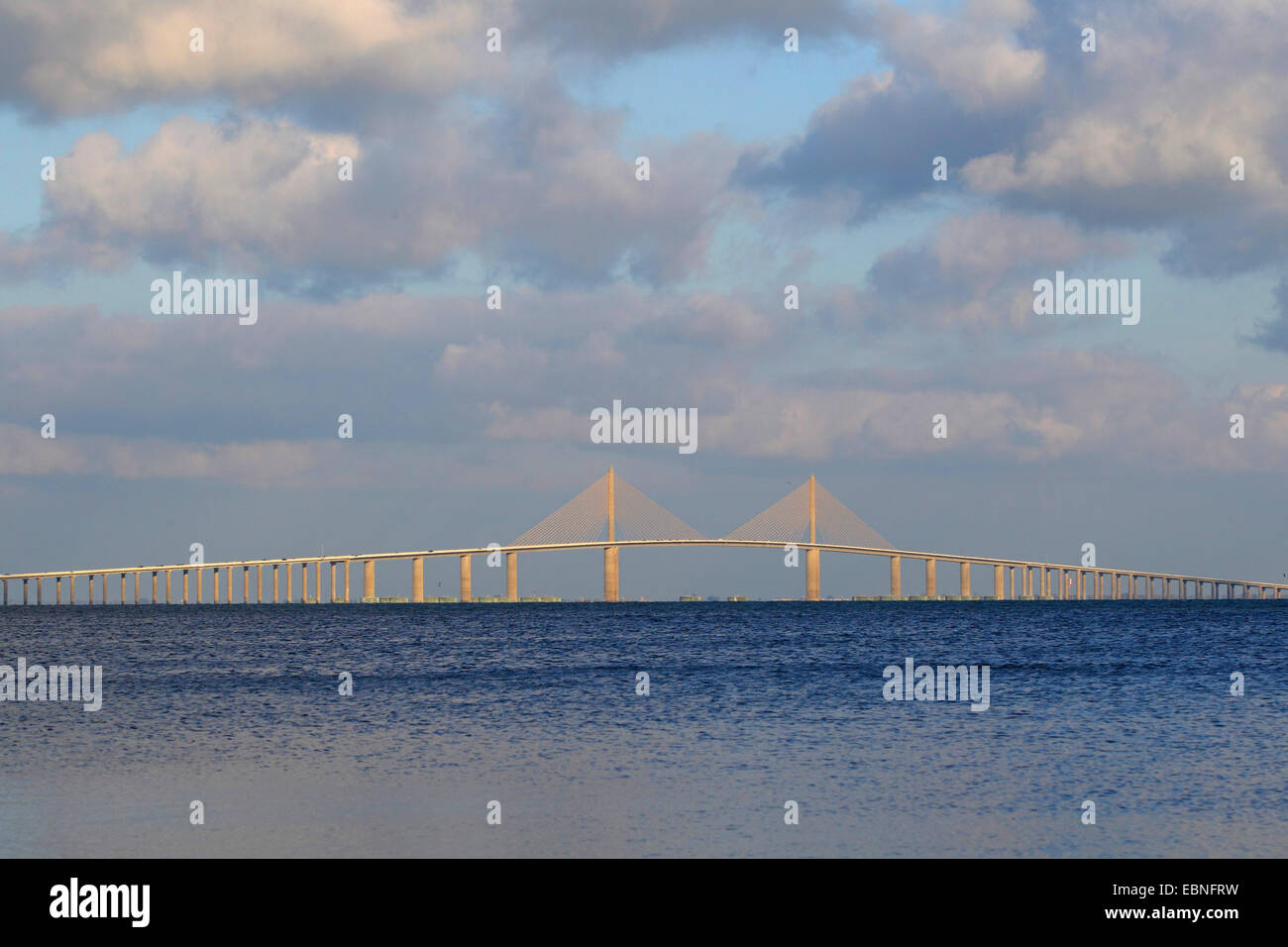 Bob Graham Sunshine Skyway Puente sobre la bahía de Tampa, Florida, en Tampa, EE.UU. Foto de stock