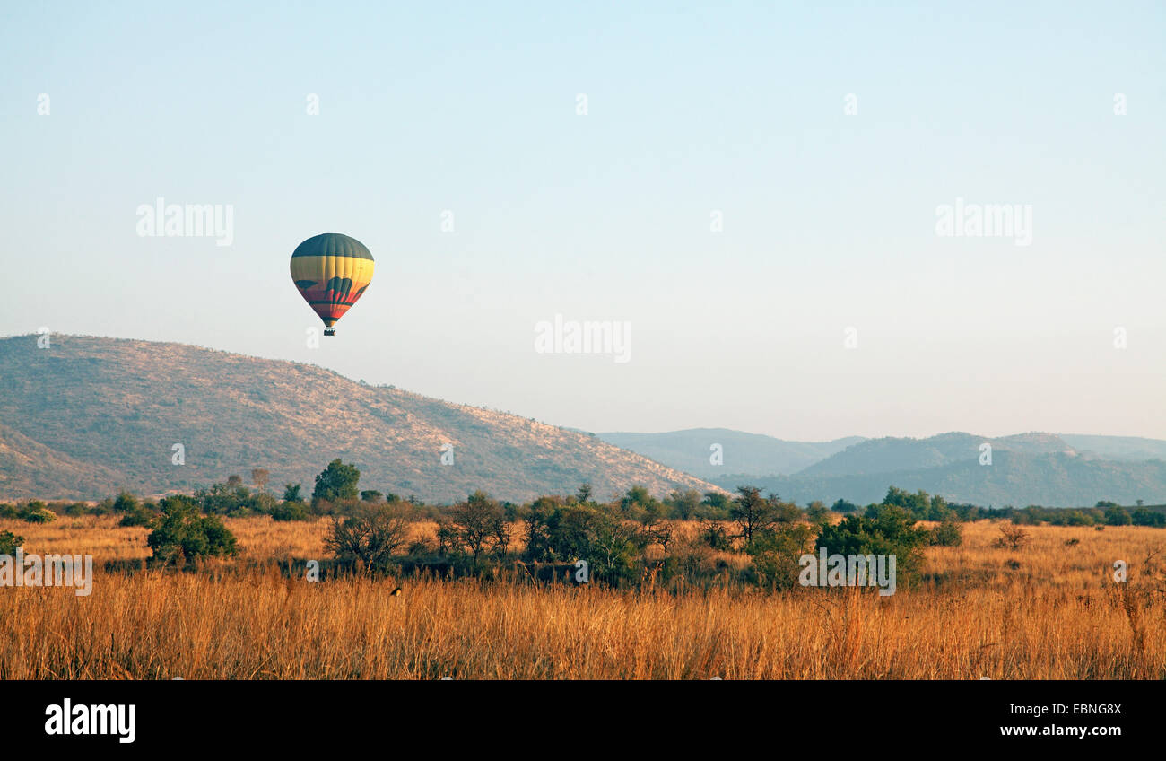 Viaje con el globo aerostático sobre el Parque Nacional Pilanesberg, en Sudáfrica, el Parque Nacional Pilanesberg Foto de stock