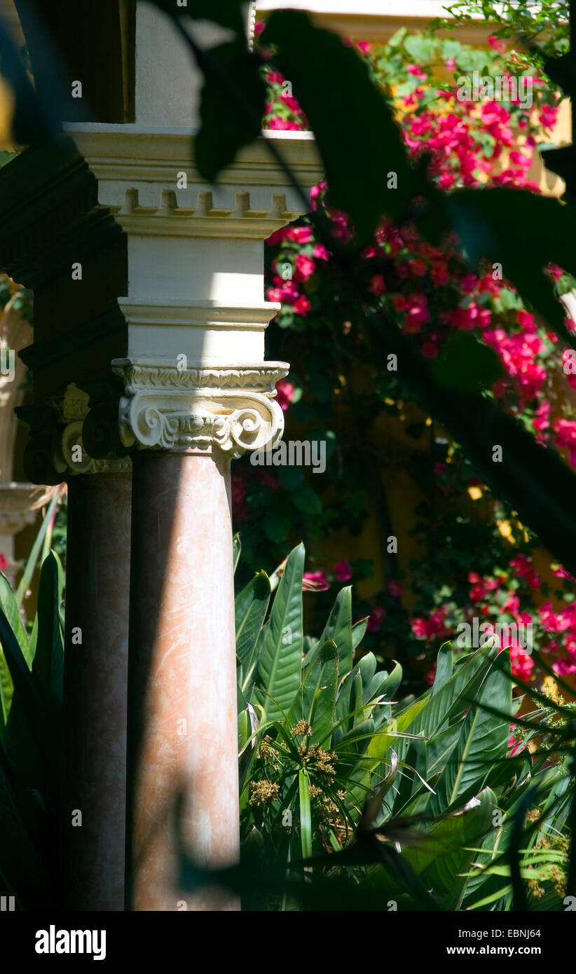 Réplicas de antigüedades collums en el jardín de la Villa Ephrussi de Rothschild, Francia, Saint-Jean-Cap-Ferrat Foto de stock