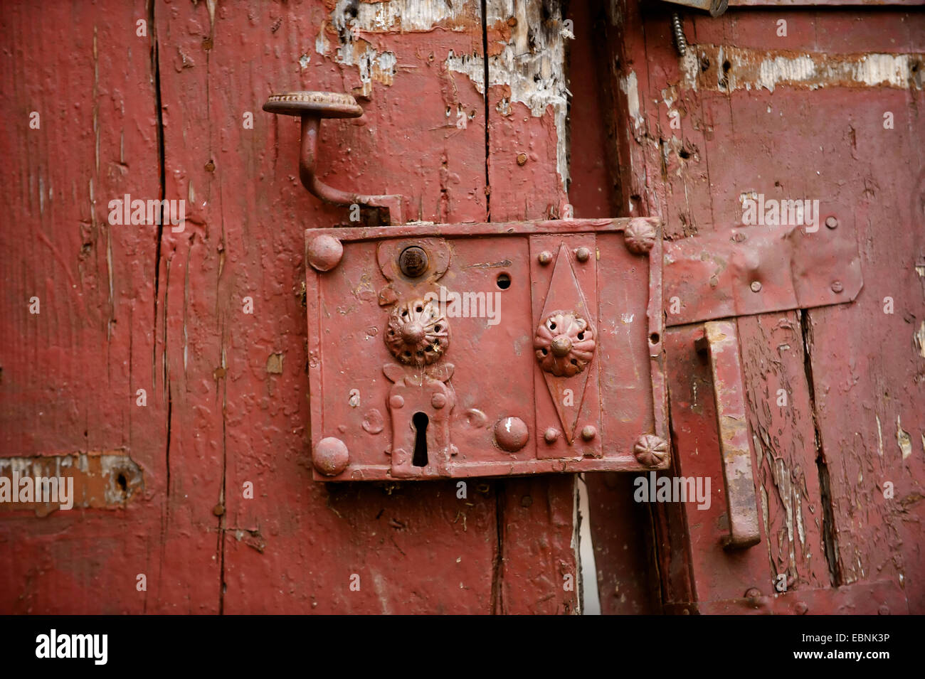 Muy vieja y oxidada, la cerradura de la puerta en una puerta de madera Foto de stock