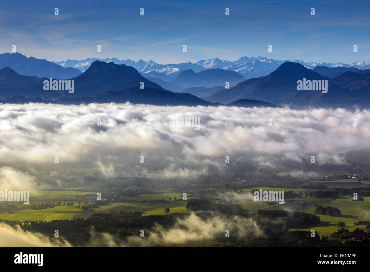 Vista desde la pre-Alpes en Inntal con alta niebla, Alemania, Baviera Foto de stock