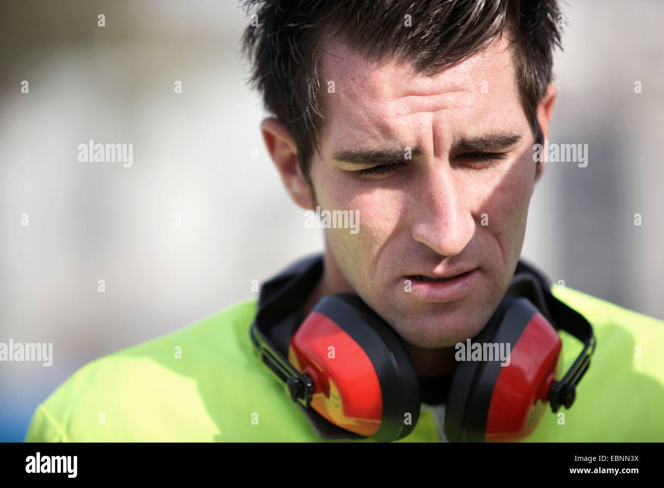 El hombre llevar orejeras Fotografía de stock - Alamy
