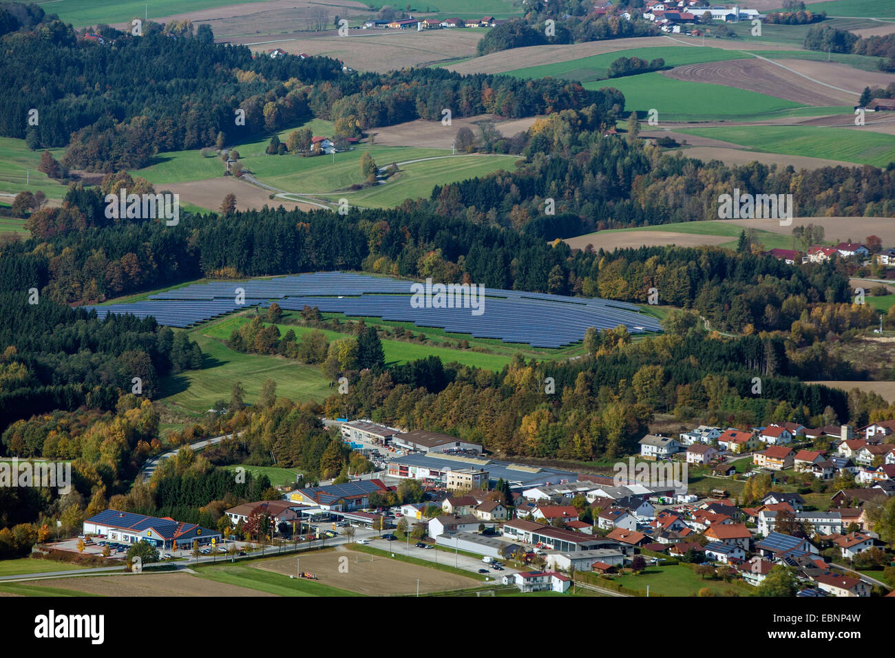 Vista aérea de sistemas fotovoltaicos en paisaje de campo, Alemania, Baviera Foto de stock
