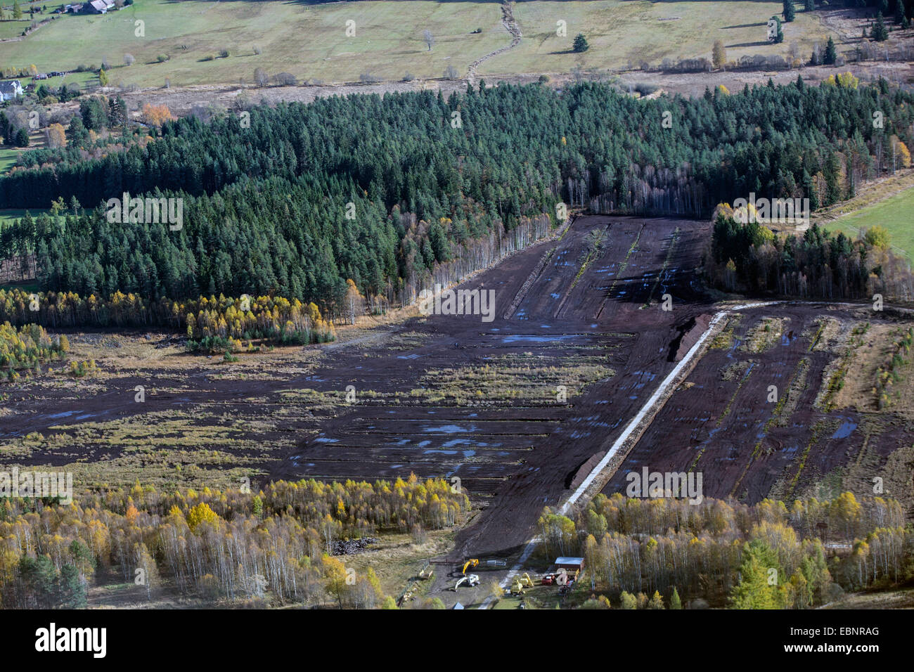 Vista aérea de la zona minera de turba, República Checa, Boehmerwald Foto de stock