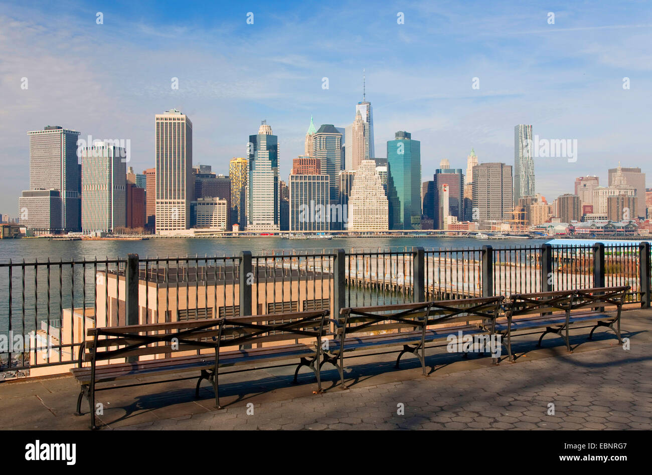 Vista desde la explanada de Brooklyn y Manhattan East River, Estados Unidos, Brooklyn, Nueva York Foto de stock