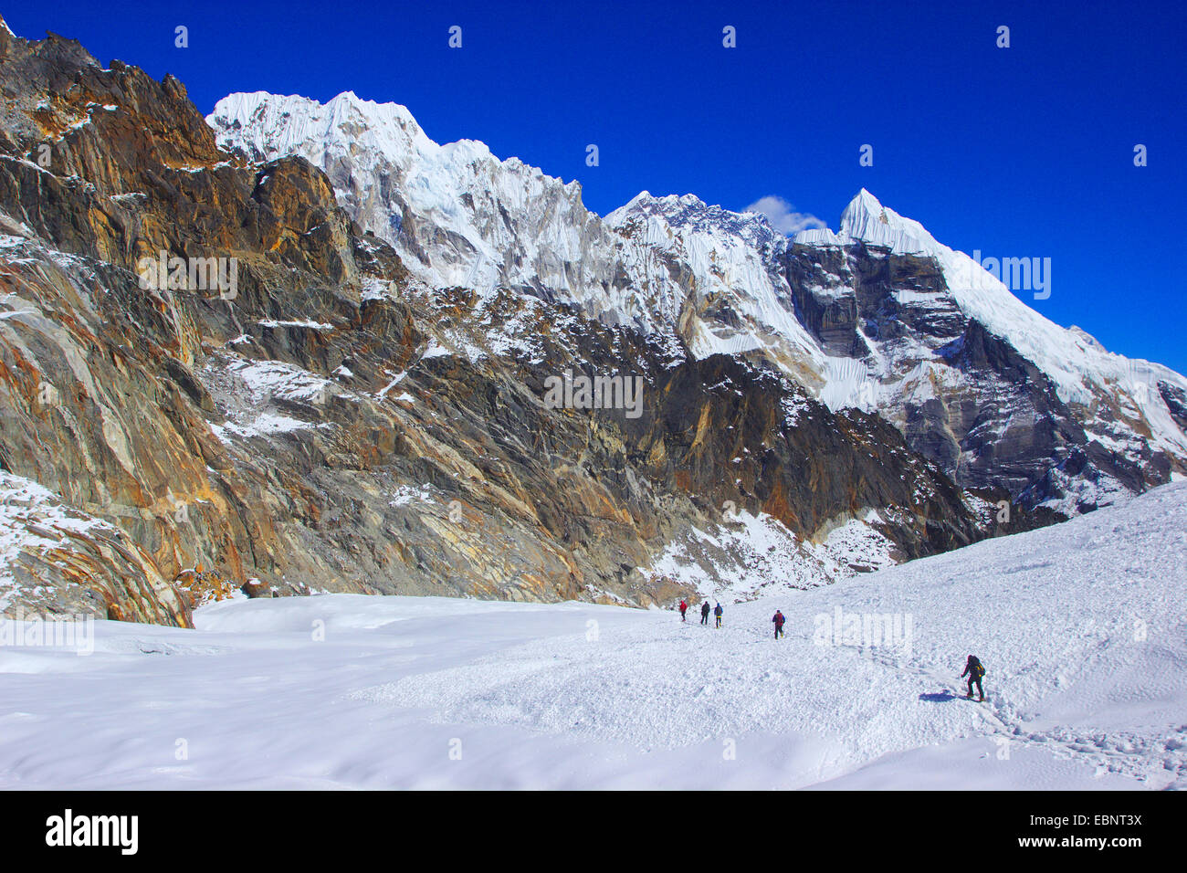 Caminante en el Cho La Pass, Nepal, Himalaya, Khumbu Himal Foto de stock