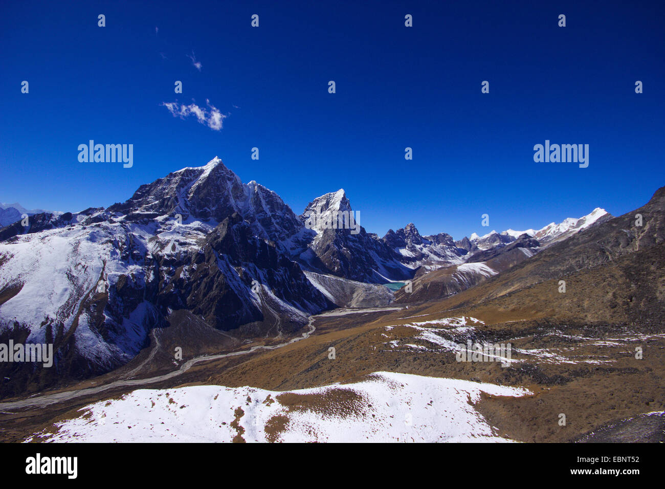 Taboche, Cholatse, Cho Oyu vista desde cerca de Dingboche Nangkar Tshang, Nepal, Himalaya, Khumbu Himal Foto de stock