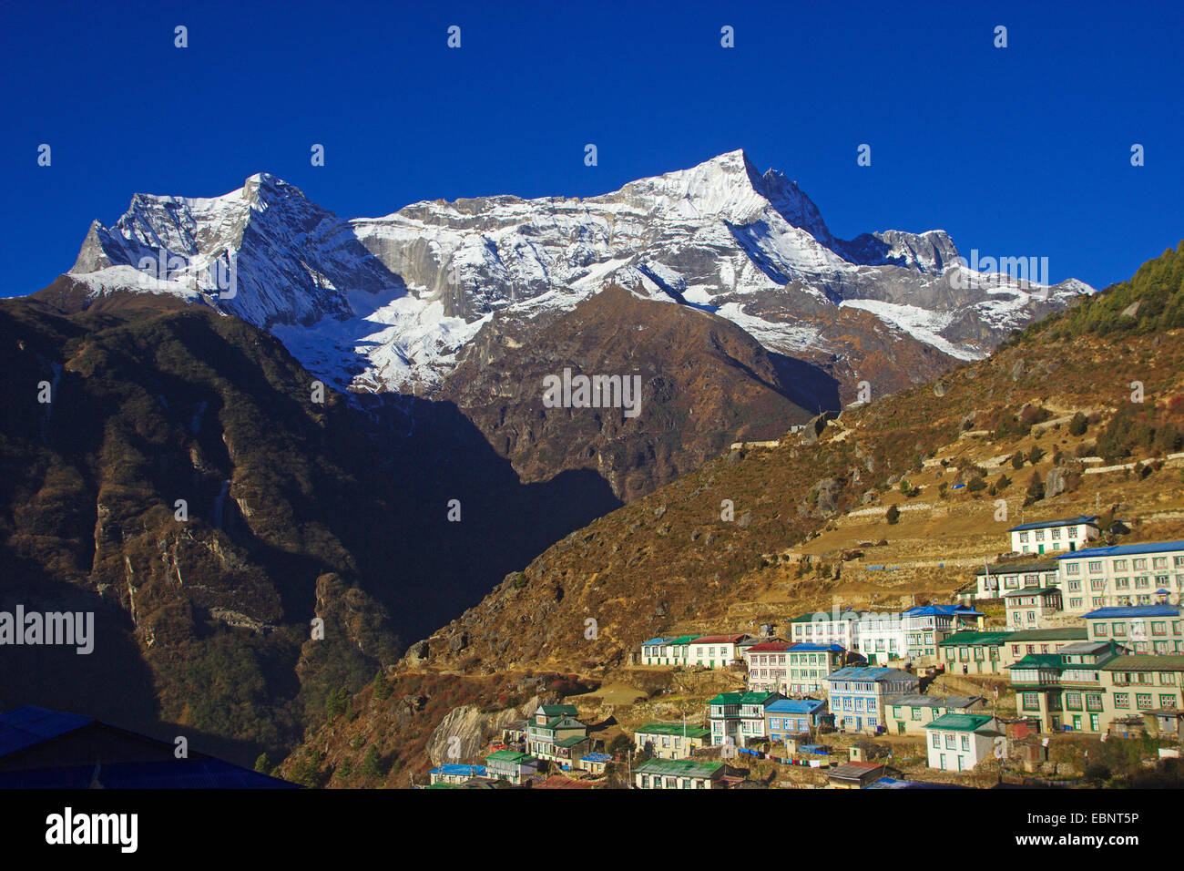 Namche Bazar y Kongde Ri, Nepal, Himalaya, Khumbu Himal Foto de stock