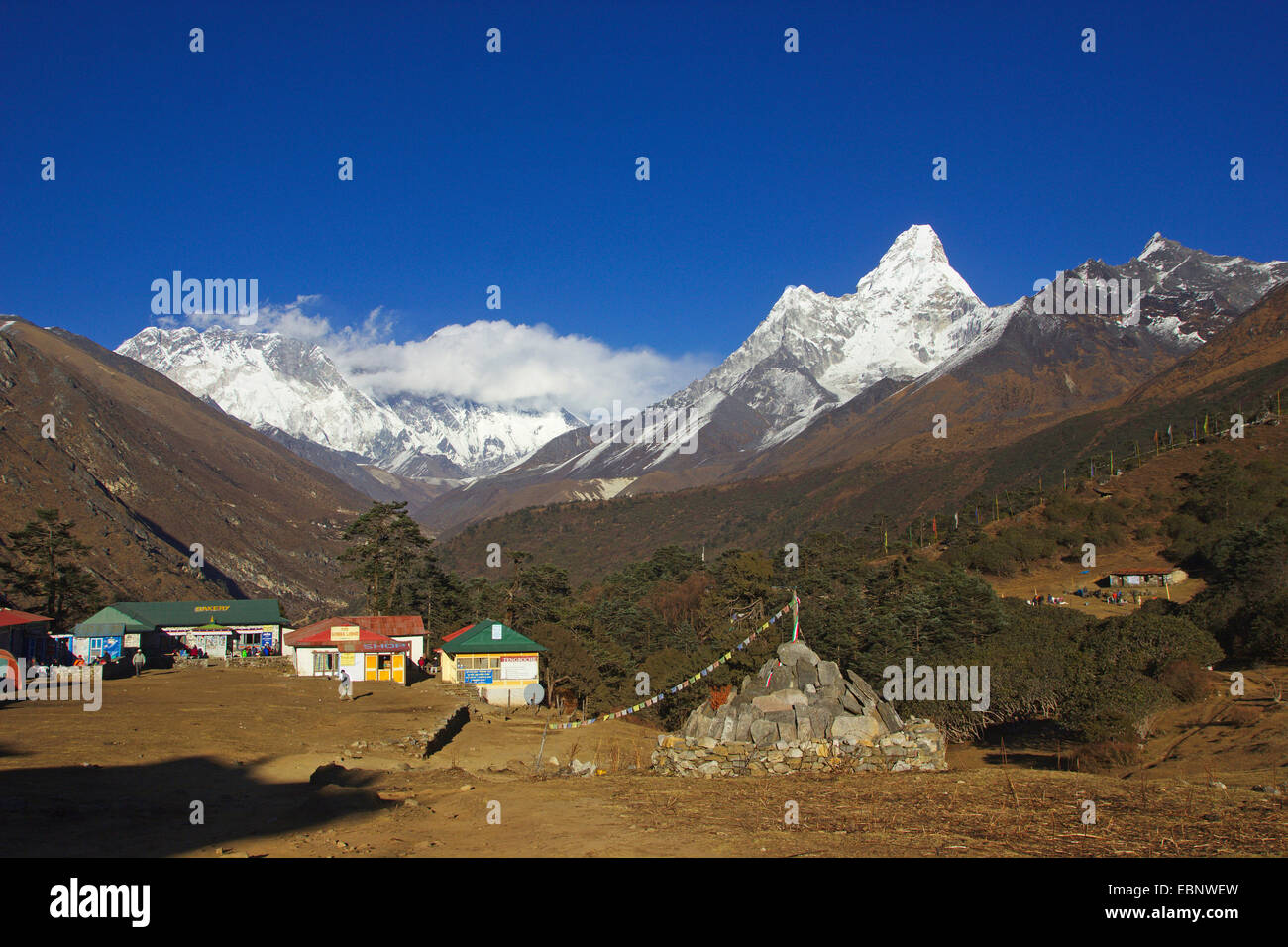 Ver a hostales cerca Tengboche monasterio y, Everest, Nuptse y el Ama Dablam, Lhotse, Himalaya, Nepal Khumbu Himal Foto de stock