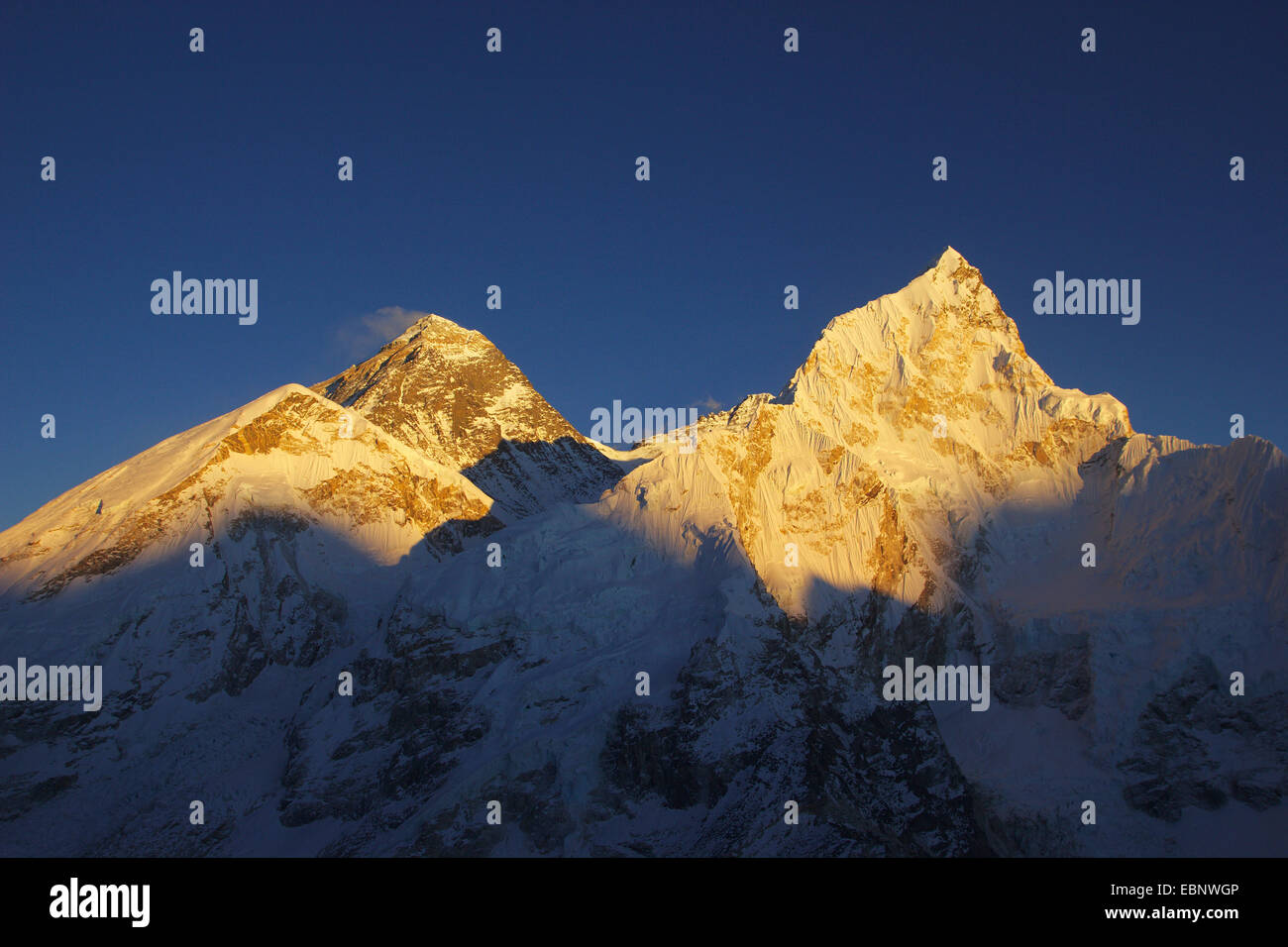 Monte Everest izquierdo frente al oeste del hombro) y Nuptse en luz del atardecer. Vista desde el Kala Patthar, Nepal, Himalaya, Khumbu Himal Foto de stock