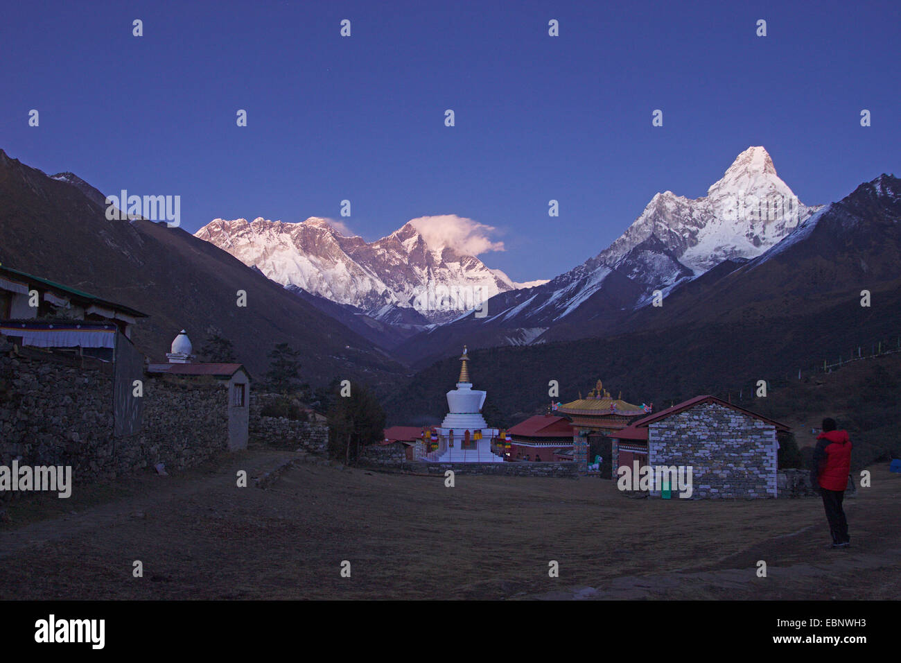 Vista desde Tengboche monasterio al monte Everest, Nuptes, Lhotse y el Ama Dablam en luz del atardecer, Nepal, Himalaya, Khumbu Himal Foto de stock