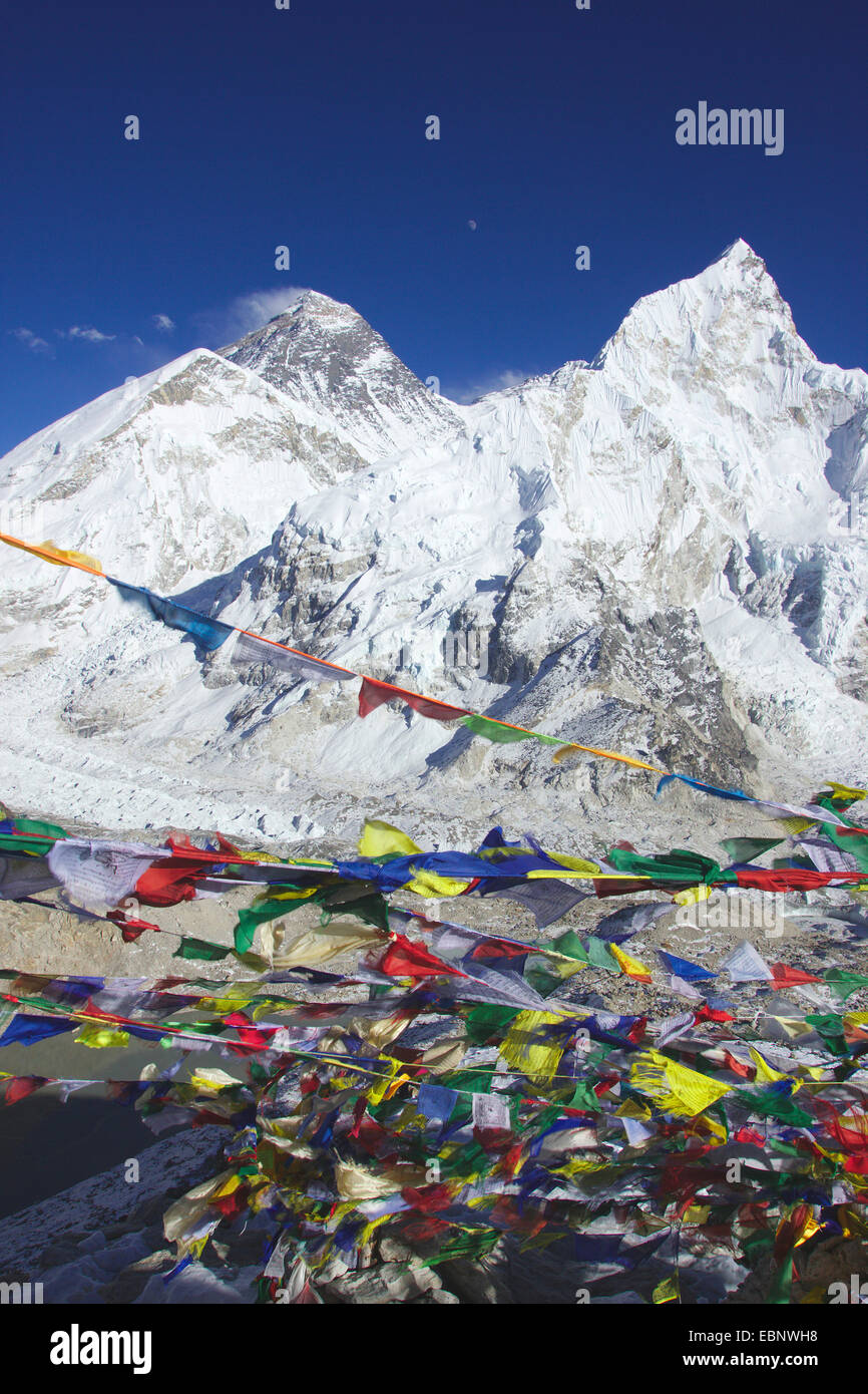 Everest y el Nuptse. Banderas de oración. Vista desde el Kala Patthar, Nepal, Himalaya, Khumbu Himal Foto de stock