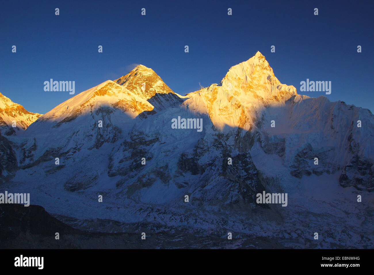 El monte Everest (a la izquierda en el frente occidental Nuptse hombro) y en luz del atardecer. Vista desde el Kala Patthar, Nepal, Himalaya, Khumbu Himal Foto de stock