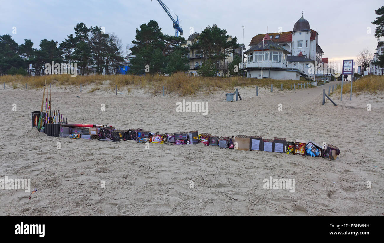 Alinearon Sylvester basura en el día de Año Nuevo en la playa, en Alemania, en el Estado federado de Mecklemburgo-Pomerania Occidental, ruegen Foto de stock