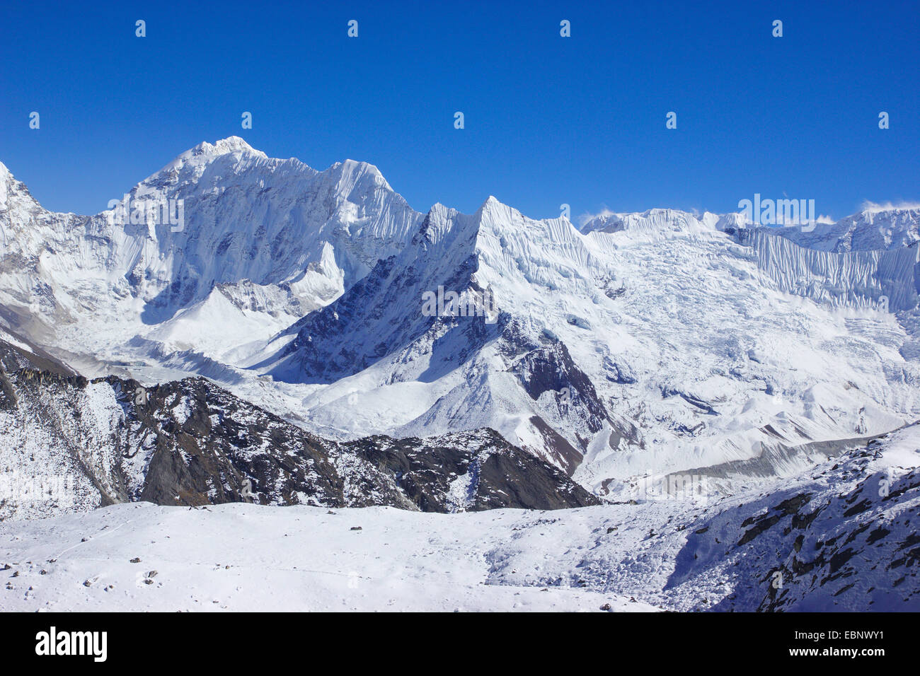 Vista desde Los Ángeles a Kongma Chhukhung Baruntse y glaciar, Nepal, Himalaya, Khumbu Himal Foto de stock