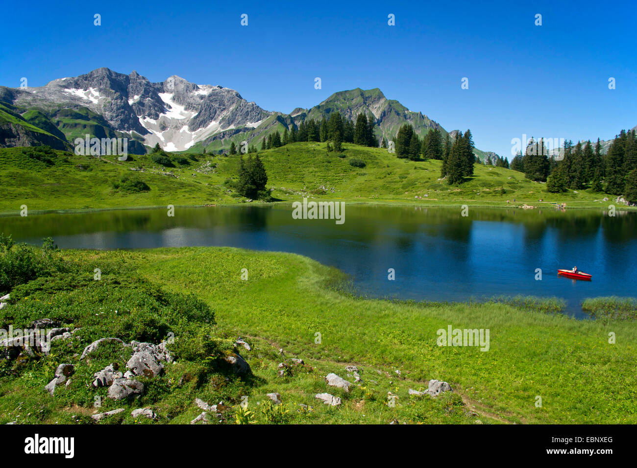 Koerber lago en verano con un cielo despejado, Austria, Vorarlberg, Hochtannbergspass Foto de stock