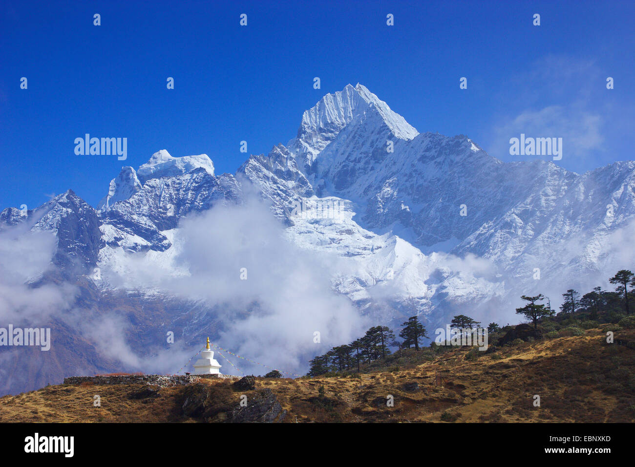Thamserku, vista desde arriba de Khumjung, Nepal Khumbu Himal Foto de stock