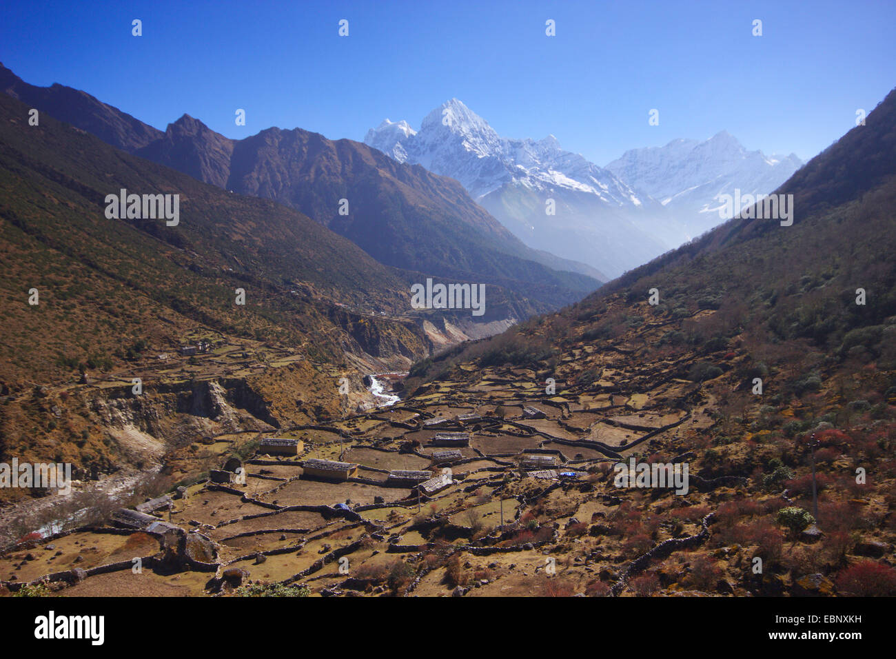 Tal cerca Thamo con Kangtega, Kusum Khangkaru Thamserku, en el fondo, Nepal Khumbu Himal Foto de stock