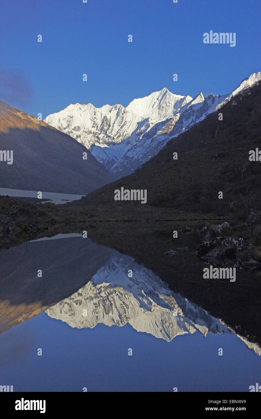 Gangchempo reflejado en un lago cerca de Kyanche Gompa, Nepal Langtang Himal Foto de stock