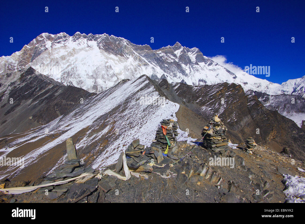 Vista desde la pre-cumbre de Chhukhung Ri Nuptse y Lhotse, Nepal, Himalaya, Khumbu Himal Foto de stock