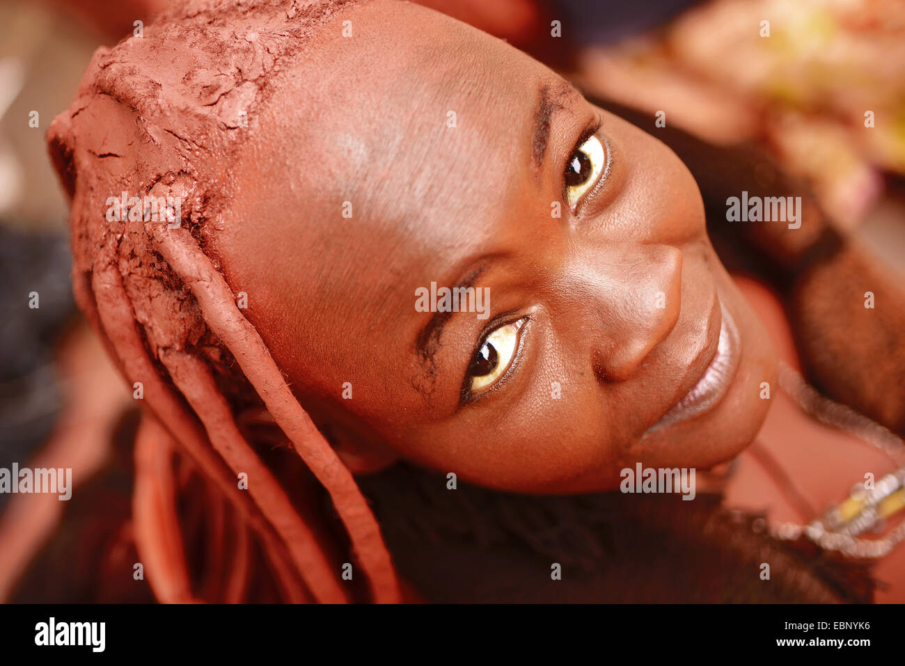 Retrato deuna mujer de la tribu Himba, Namibia Foto de stock