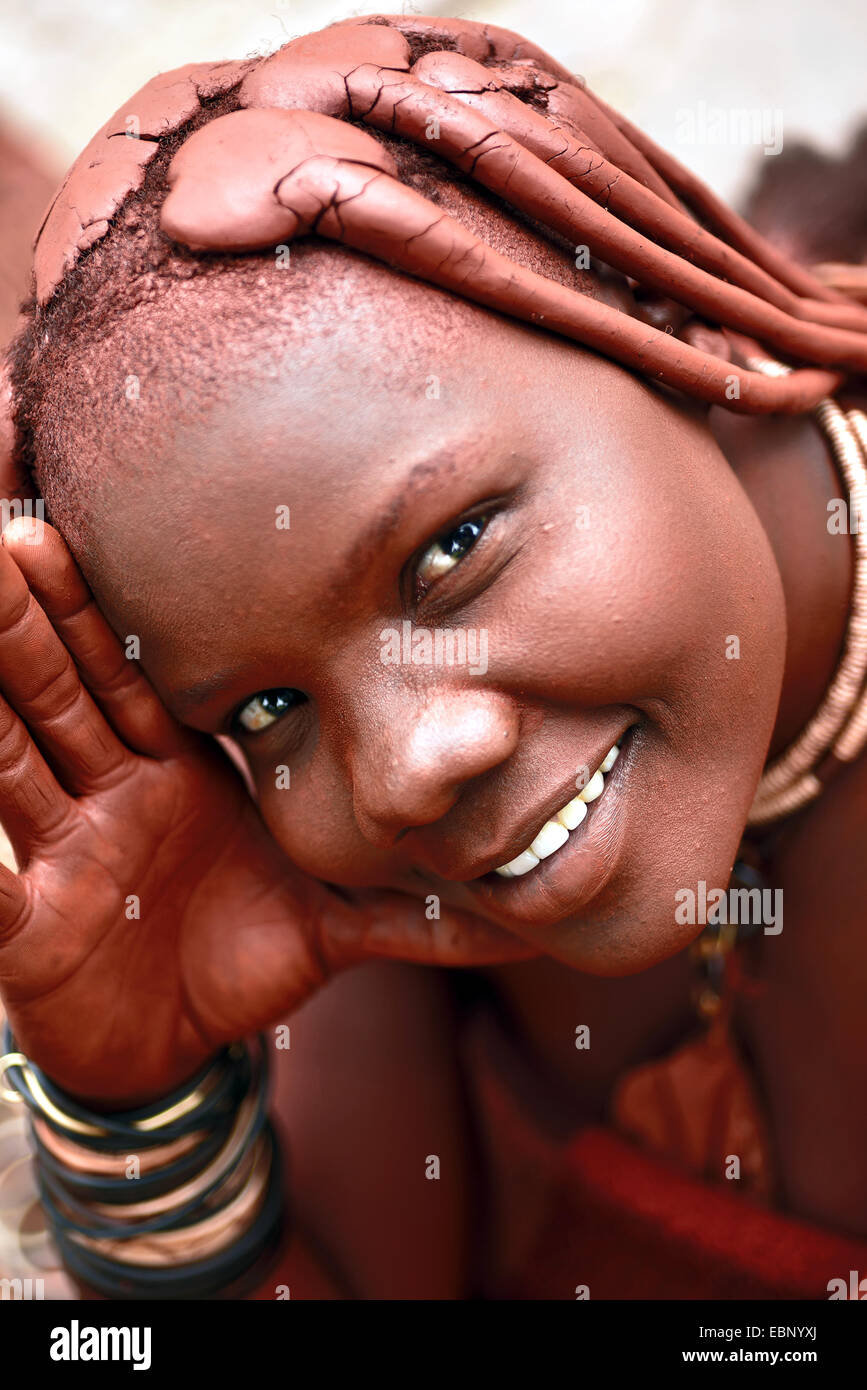 Retrato de una mujer soltera de la tribu Himba, Namibia Foto de stock