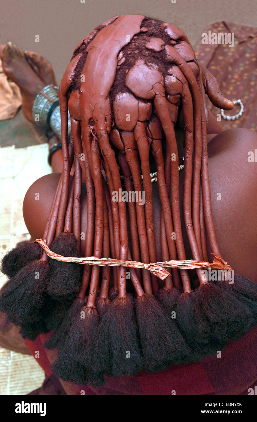 El peinado tradicional de una mujer de la tribu Himba, Namibia Foto de stock