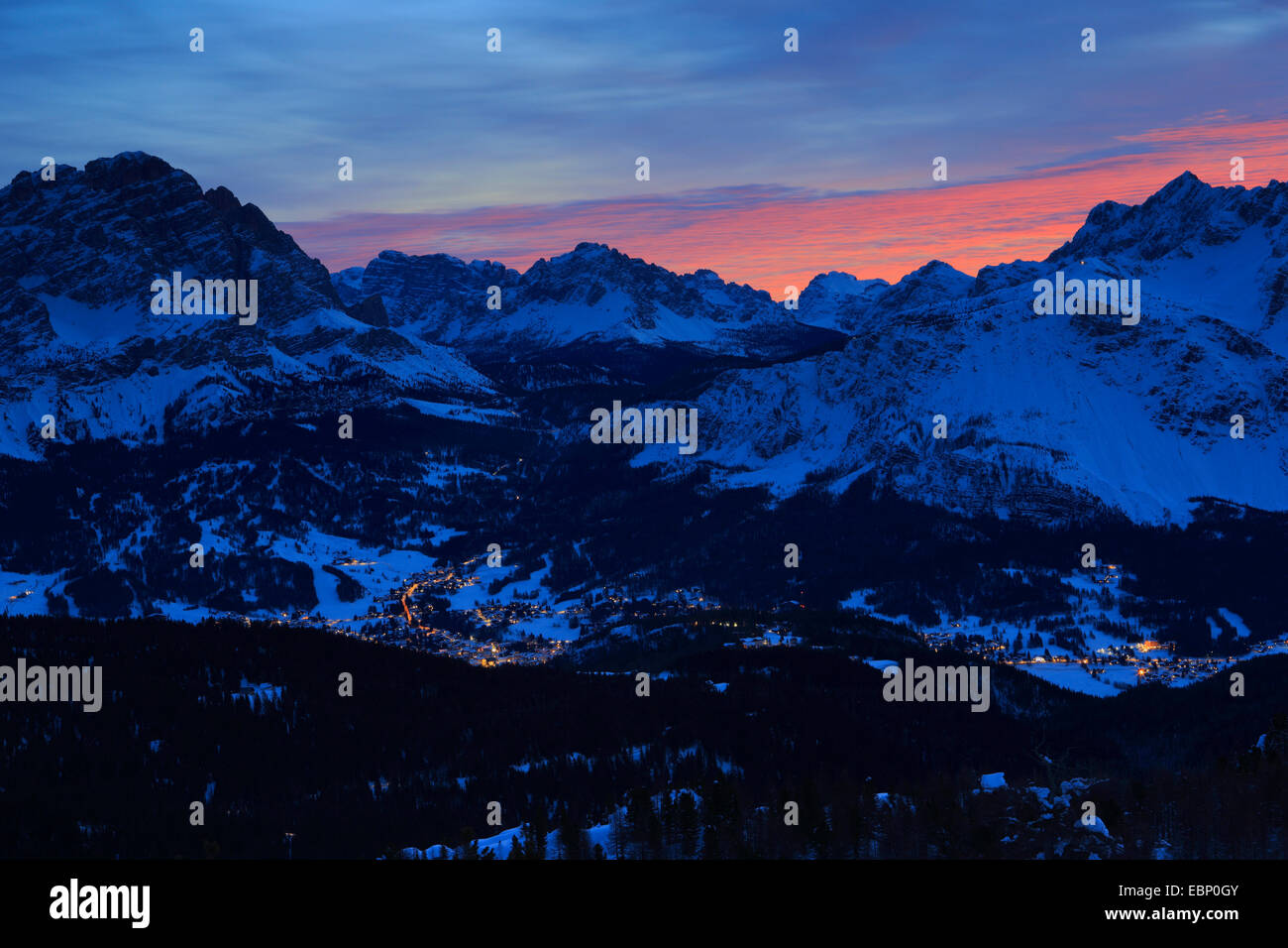 Cortina d'Ampezzo con paisaje de montaña al amanecer, Italia, el Tirol del Sur, Dolomitas Foto de stock