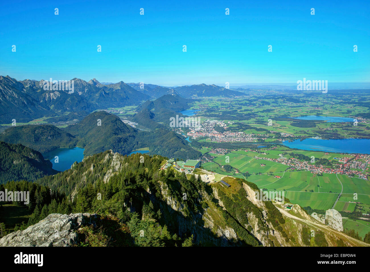 Vista desde el Tegelberg a Alpsee, Schwansee, Weissensee, Hopfensee y Forggensee, Alemania, Baviera, Oberbayern, Alta Baviera, Ostalgaeu Foto de stock