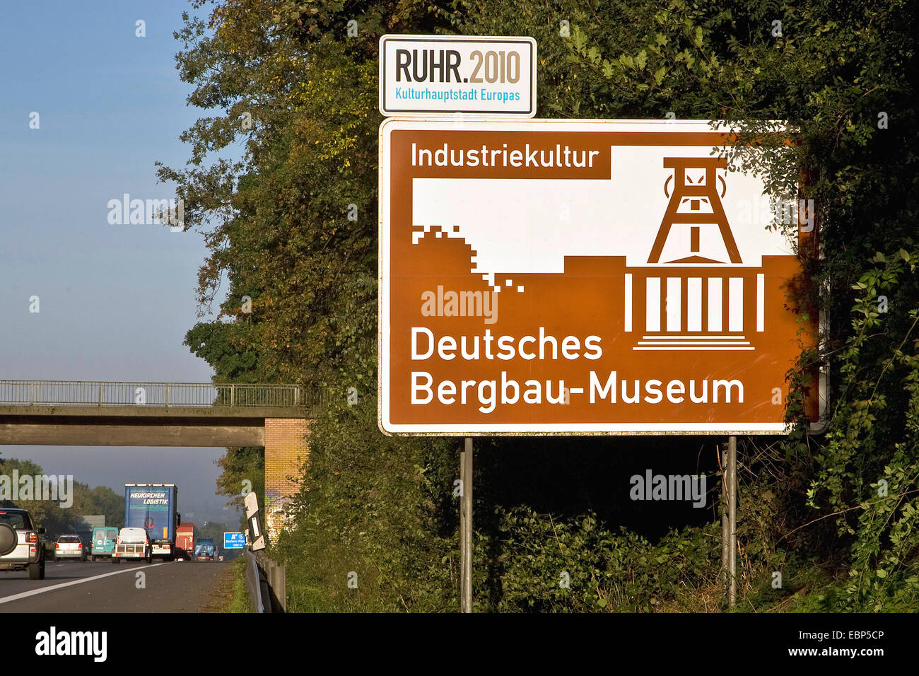 Signo de la información en una autopista de Ruhrgebiet acerca del Museo Alemán de Minería, Deutsches Bergbau-Museum Bochum, en Alemania, en Renania del Norte-Westfalia, área de Ruhr, Bochum Foto de stock