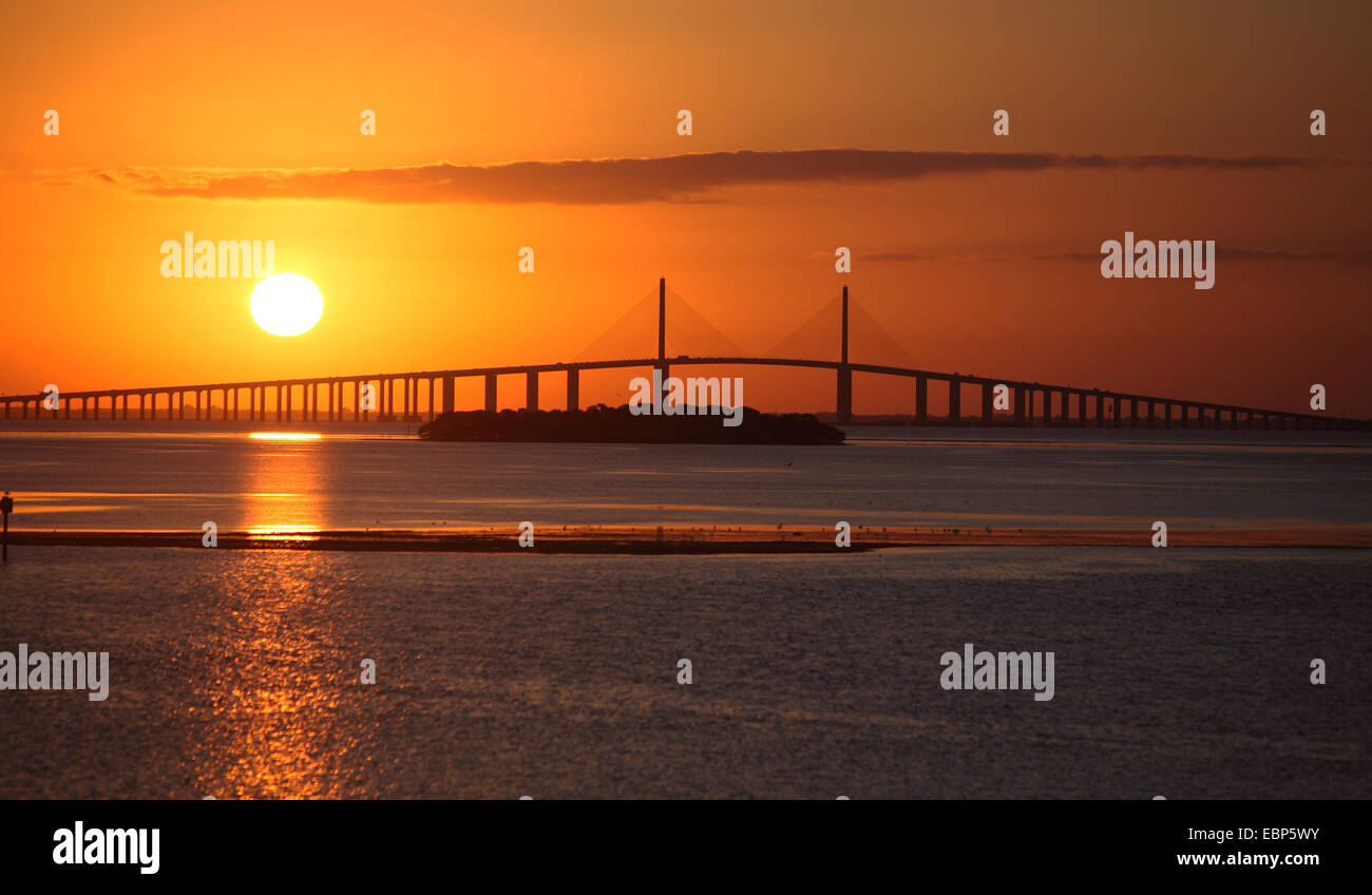 Amanecer sobre Sunshine Skyway Bridge en la Bahía de Tampa, Florida, EE.UU., San Petersburgo Foto de stock