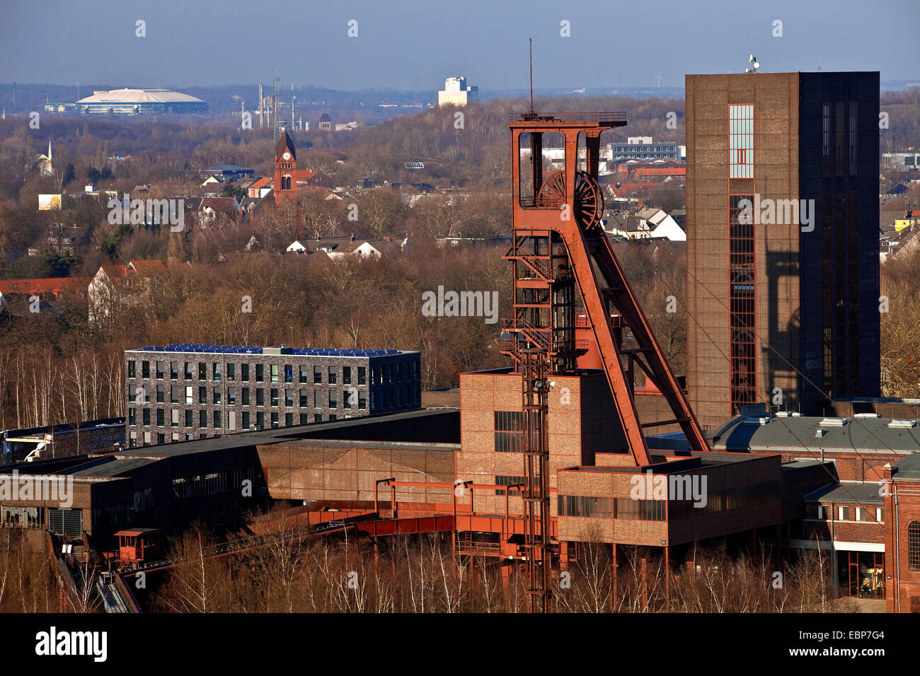Vista desde la mina de carbón Zollverein Complejo Industrial a Veltins-Arena, Alemania, Renania del Norte-Westfalia, área de Ruhr, Essen Foto de stock